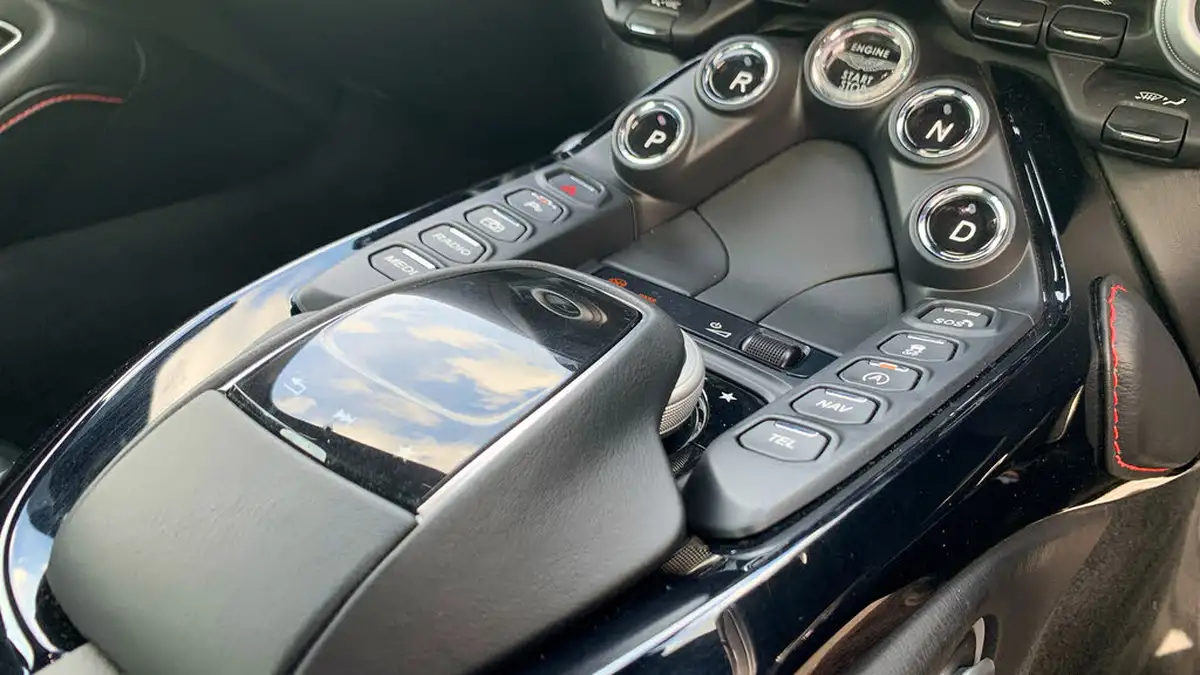 2019-aston-martin-vantage-40-v8-vantage-big-26