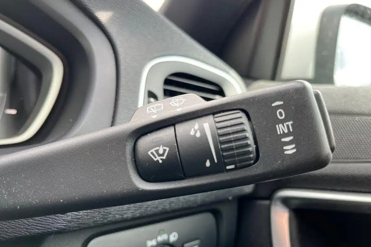 2016-volvo-v40-20-t2-r-design-nav-plus-big-14