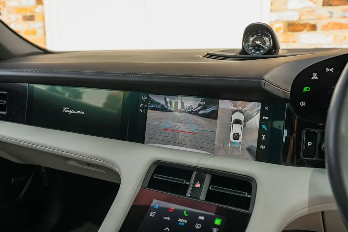 2021-porsche-taycan-e-base-476ps-performance-battery-plus-big-50
