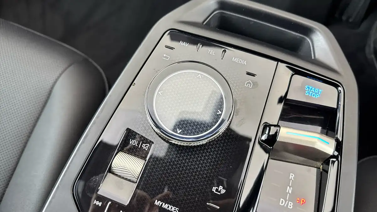 2022-bmw-ix-e-xdrive-40-m-sport-big-21
