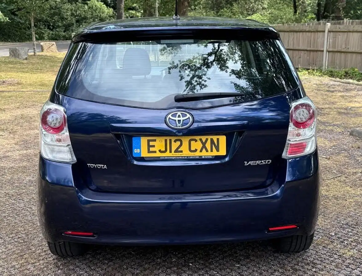 2012-toyota-verso-22td-tr-big-11