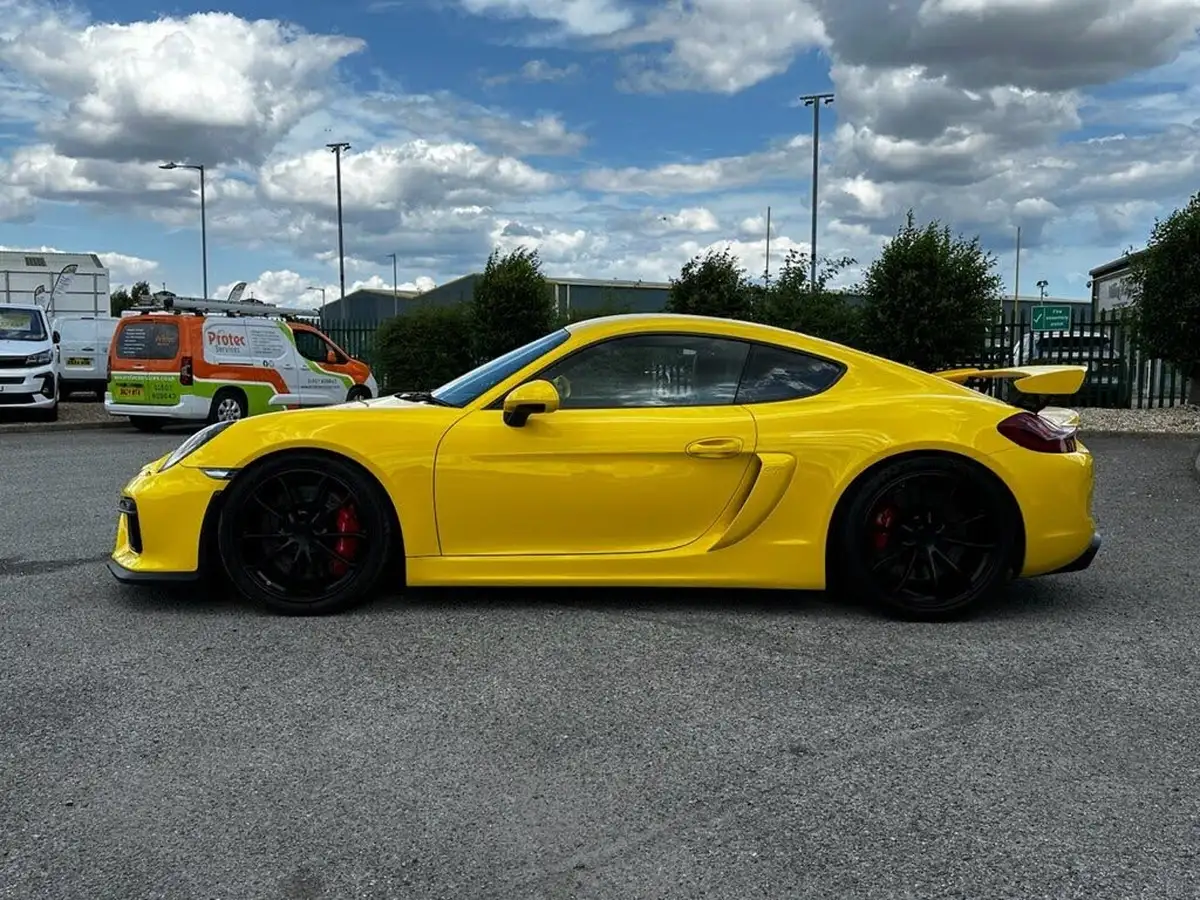 2016-porsche-cayman-38-gt4-big-7