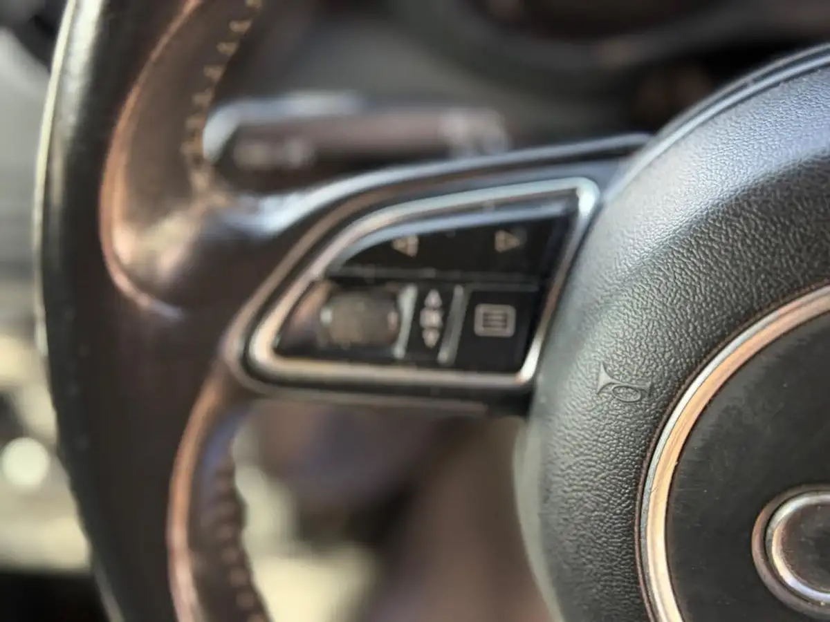 2011-audi-a1-14-sport-tfsi-hatchback-3d-big-37