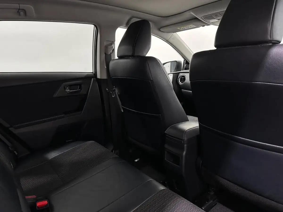 2014-toyota-auris-16-excel-hatchback-big-39
