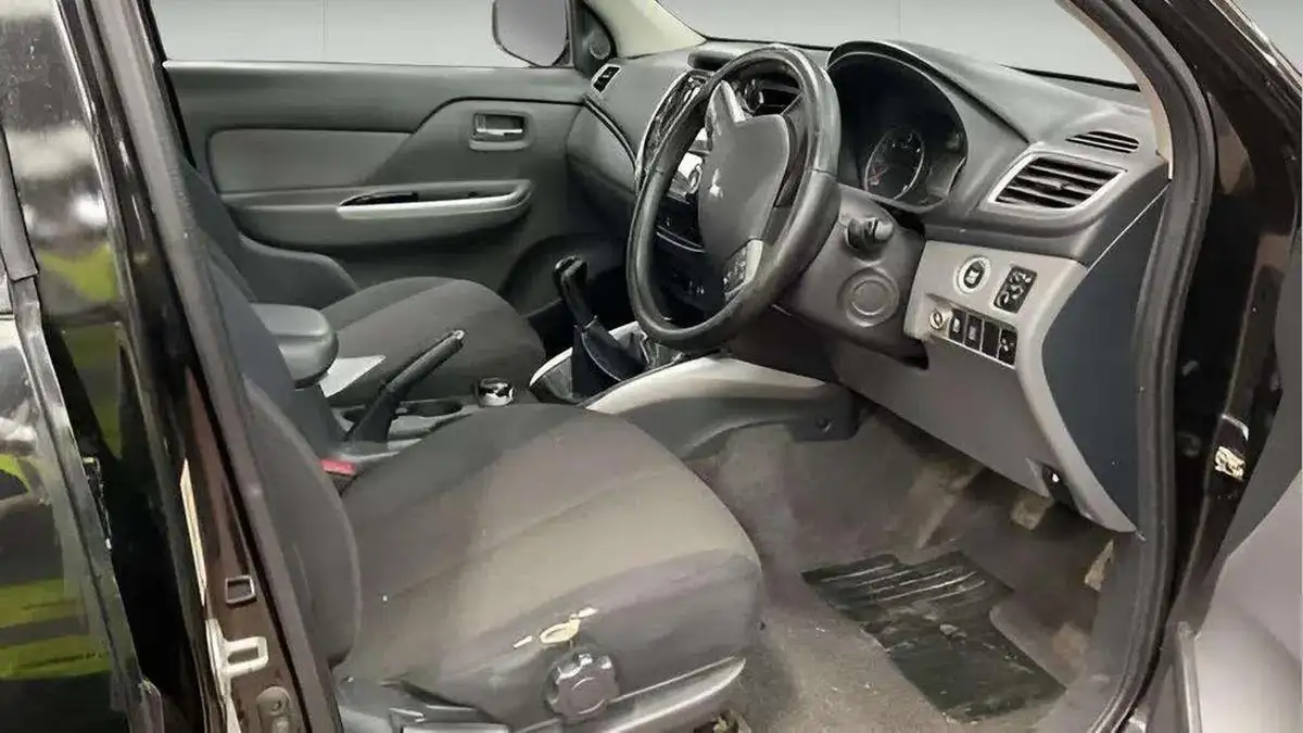 2016-mitsubishi-l200-24di-d-titan-big-2