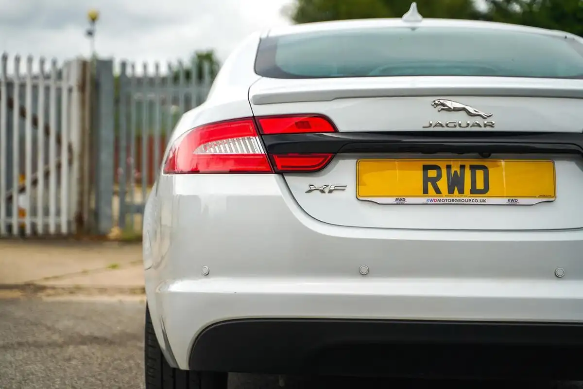 2015-jaguar-xf-22td-r-sport-black-saloon-4d-big-15