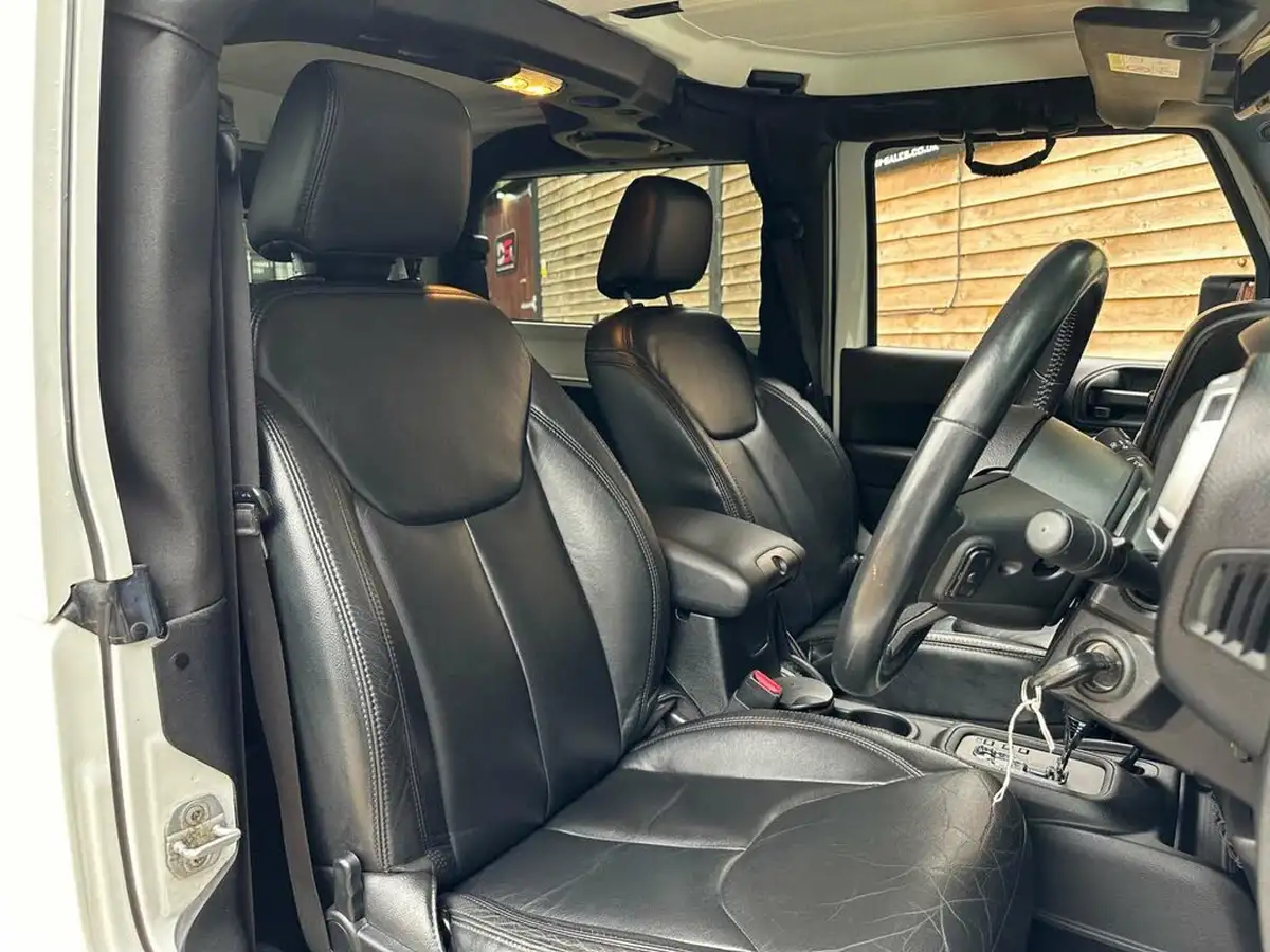 2013-jeep-wrangler-28crd-sahara-3d-auto-big-9