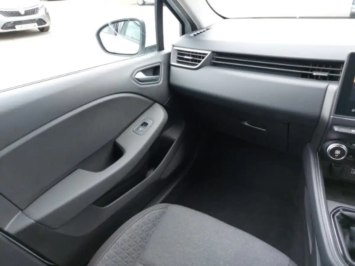 2022-renault-clio-10-tce-iconic-edition-big-9