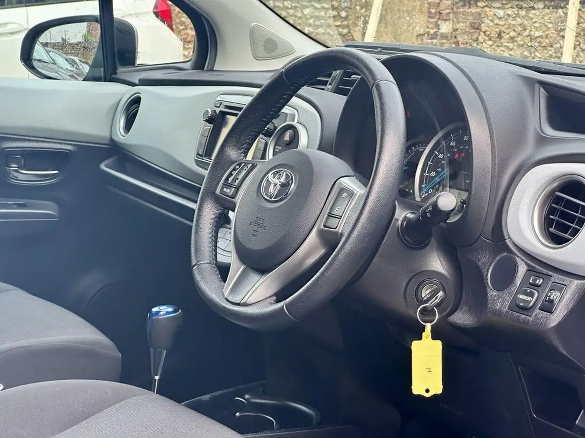 2012-toyota-yaris-15-vvt-i-t4-big-7