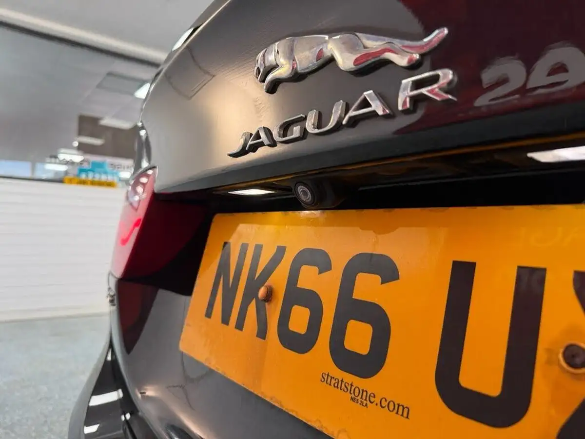 2016-jaguar-xe-20d-portfolio-163ps-big-9