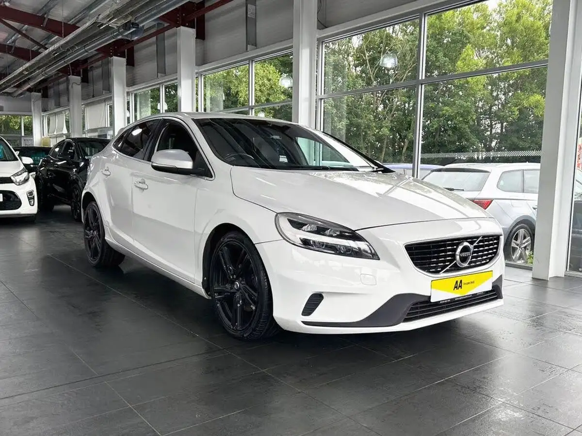 2017-volvo-v40-20-t3-r-design-pro-big-3