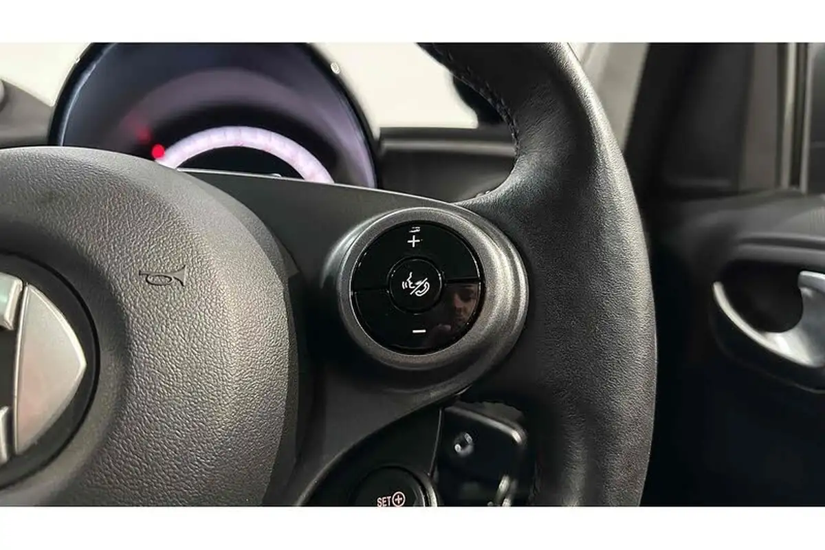 2021-smart-forfour-eq-premium-big-40