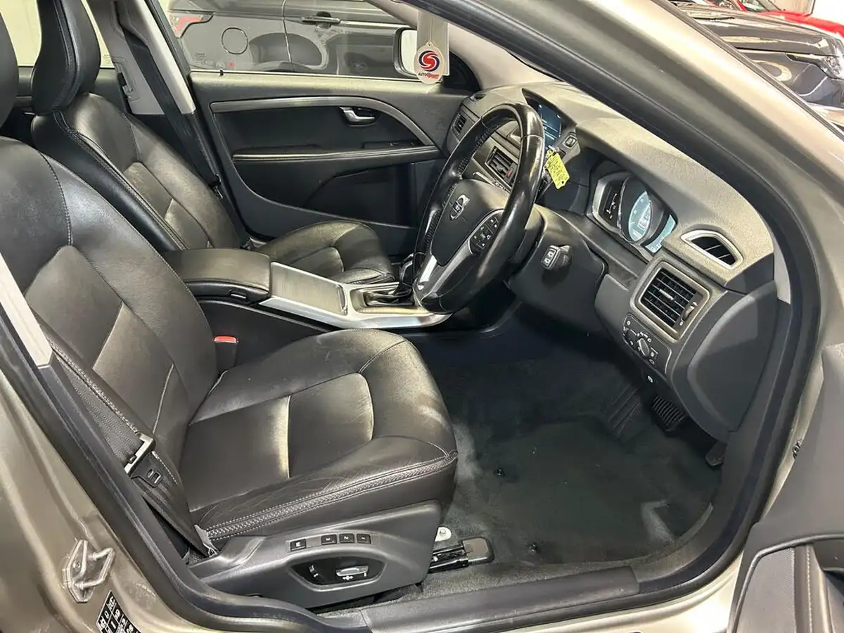 2015-volvo-xc70-24td-d5-se-lux-big-14