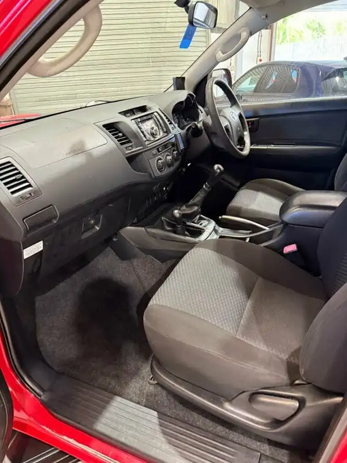 2015-toyota-hi-lux-25td-active-vsc-double-cab-pickup-big-16