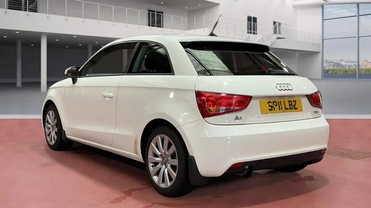 2011-audi-a1-12-sport-hatchback-3d-big-2
