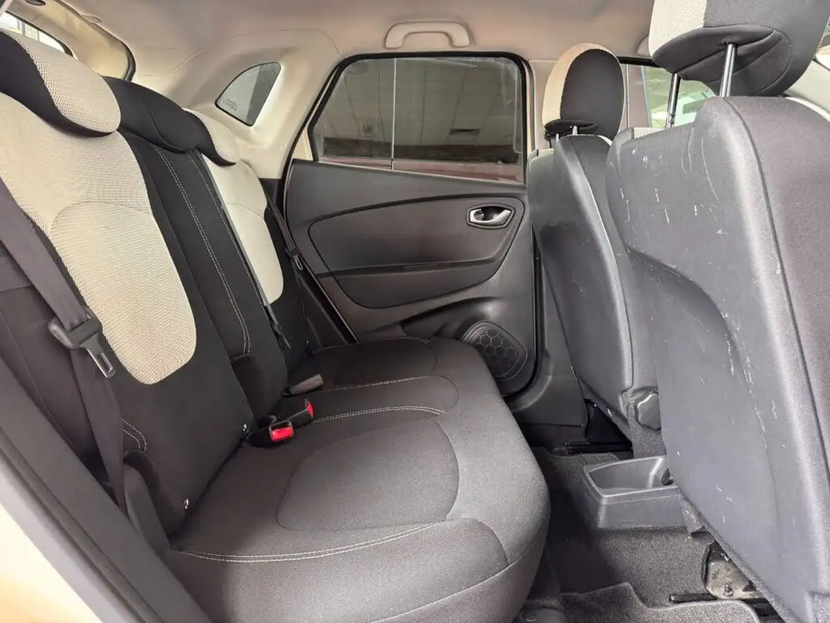 2019-renault-captur-09-tce-iconic-big-17
