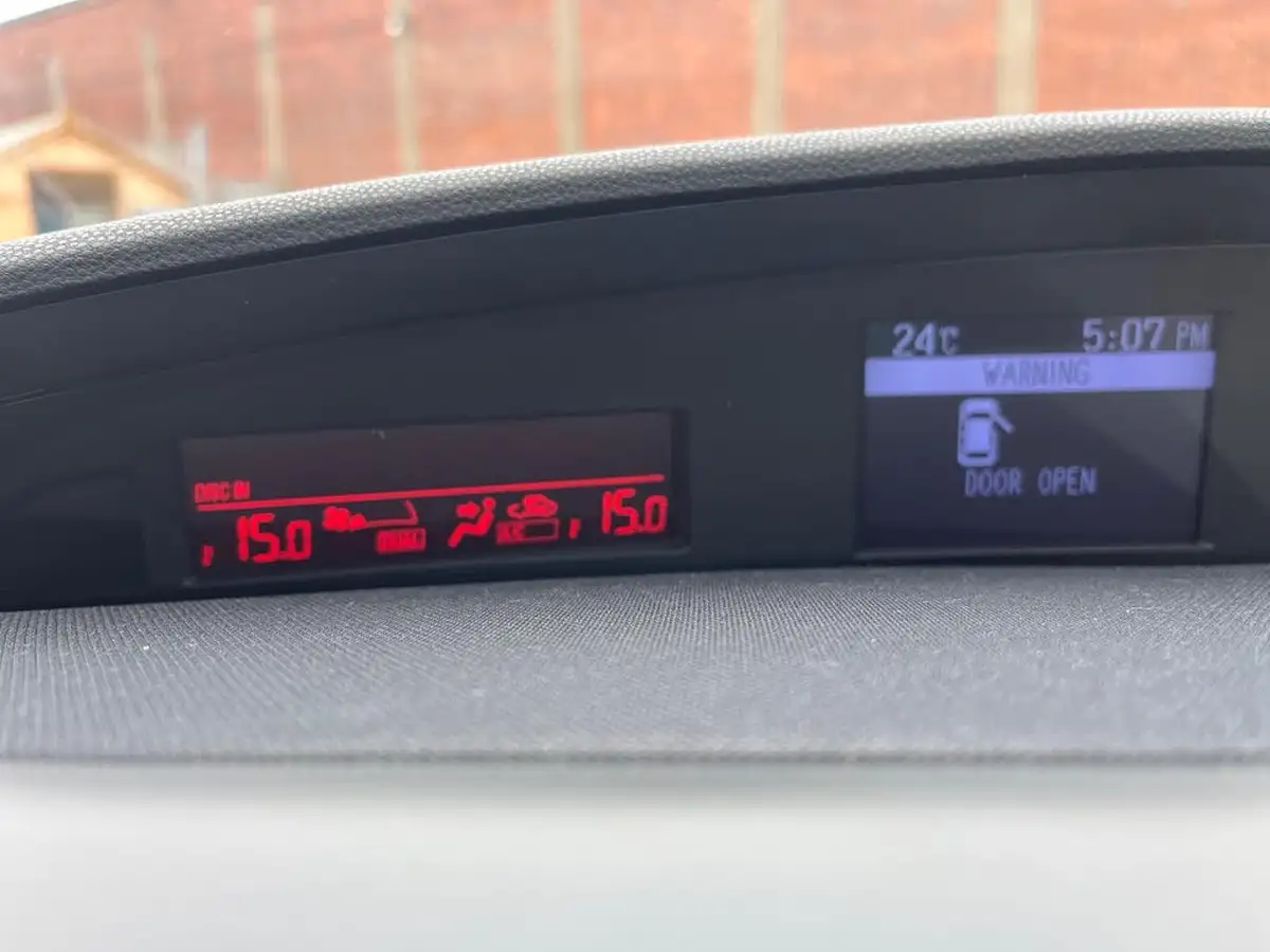2011-mazda-mazda3-16td-ts2-nav-big-23
