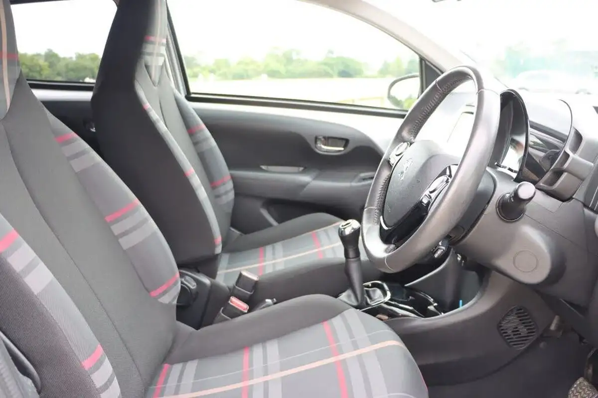 2015-peugeot-108-12-allure-vti-puretech-hatchback-5d-big-13