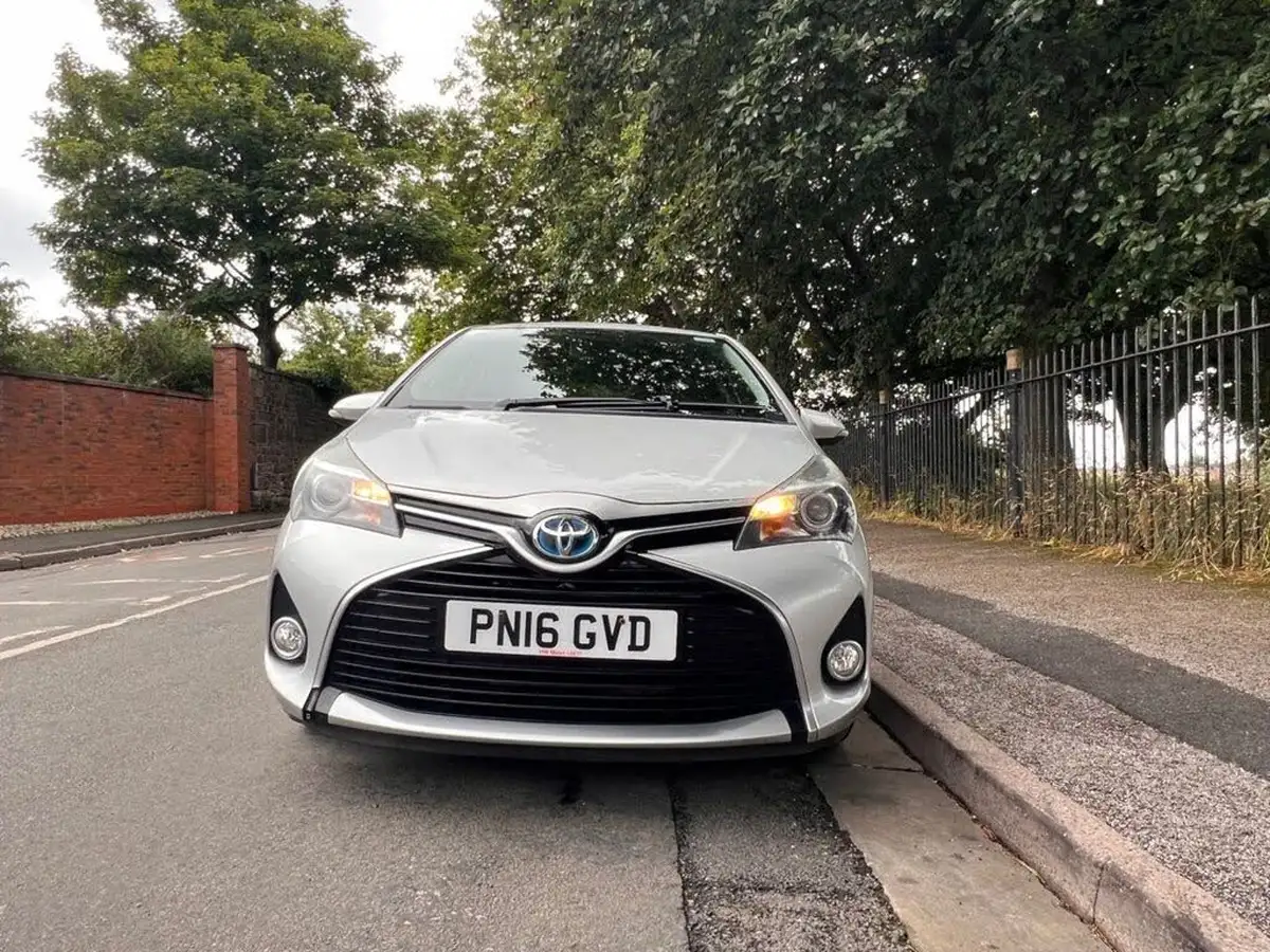 2016-toyota-yaris-15-vvt-i-icon-hybrid-big-7