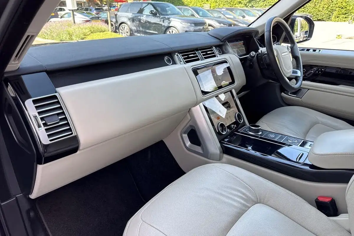 2021-land-rover-range-rover-30-p400-vogue-se-big-46