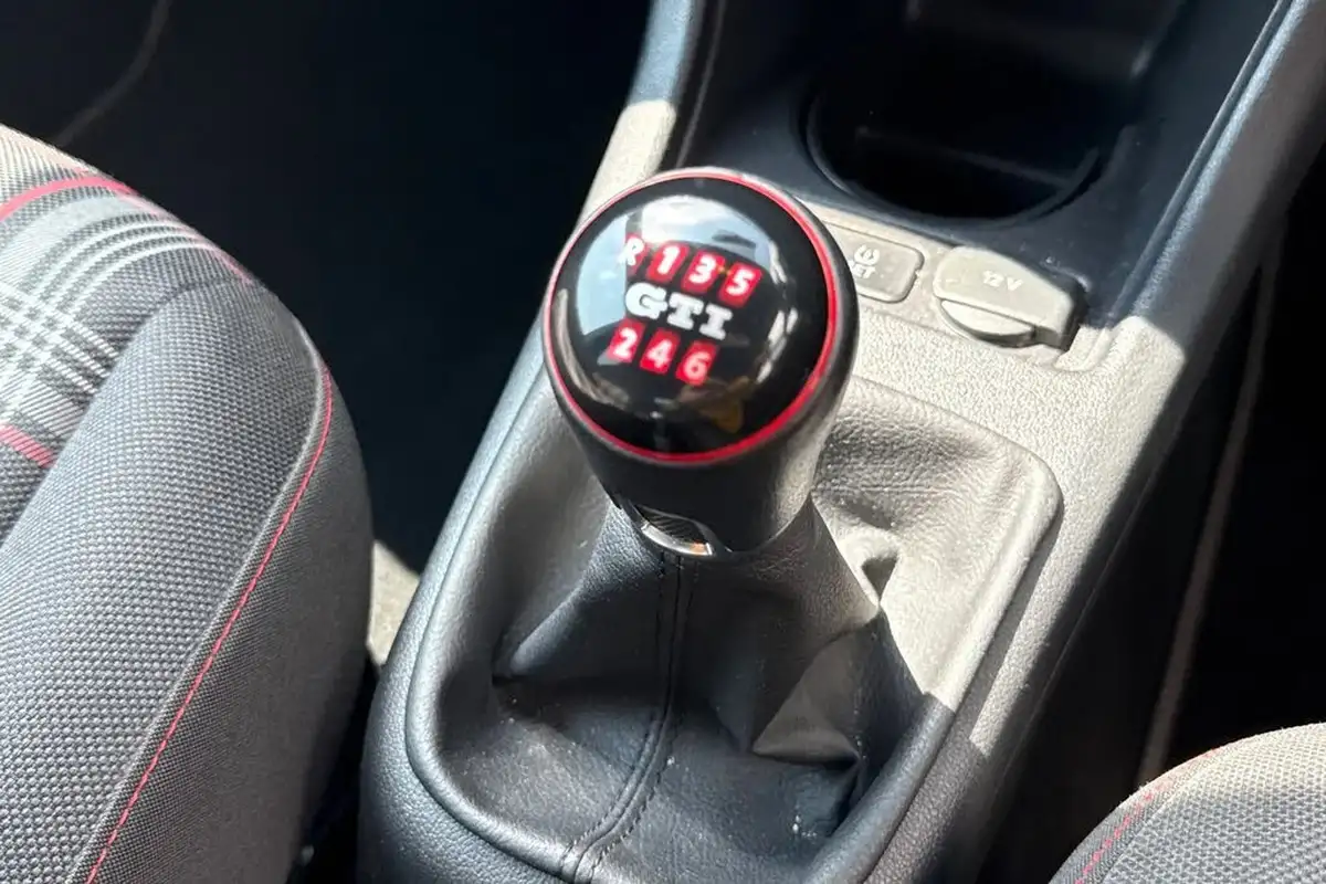 2018-volkswagen-up-10-gti-5d-big-22