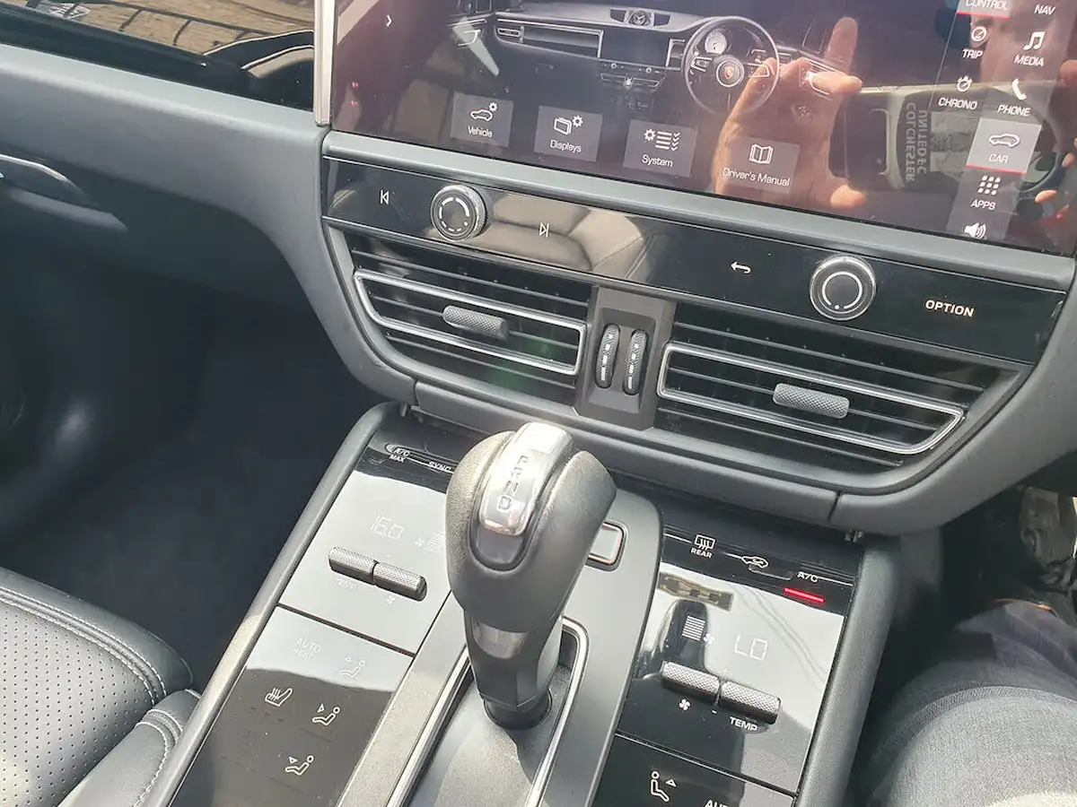 2021-porsche-macan-20-265ps-big-40