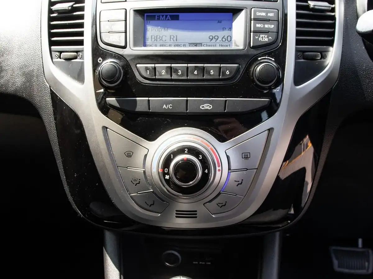 2015-hyundai-ix20-16-active-big-26