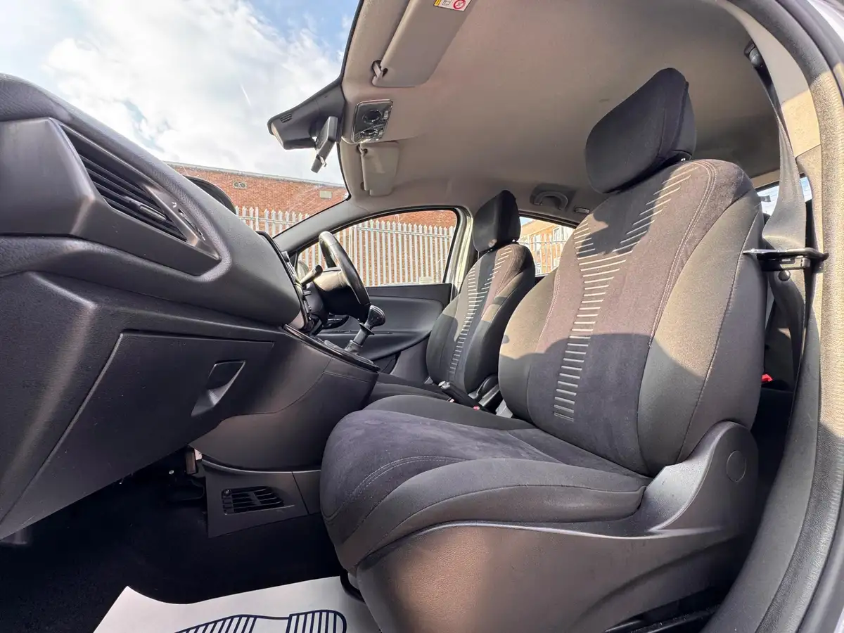 2011-chrysler-ypsilon-12-s-big-30