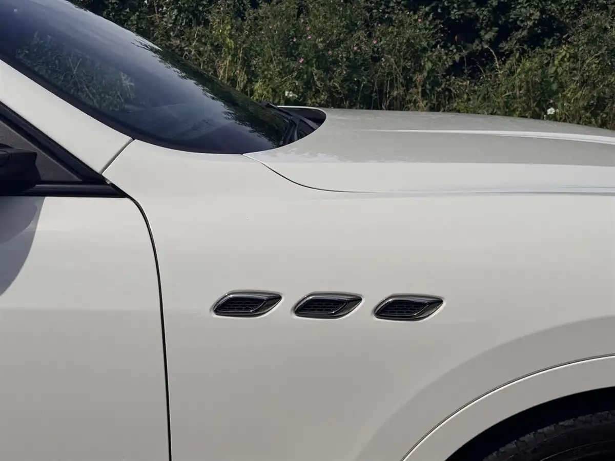 2020-maserati-levante-30-gransport-big-29