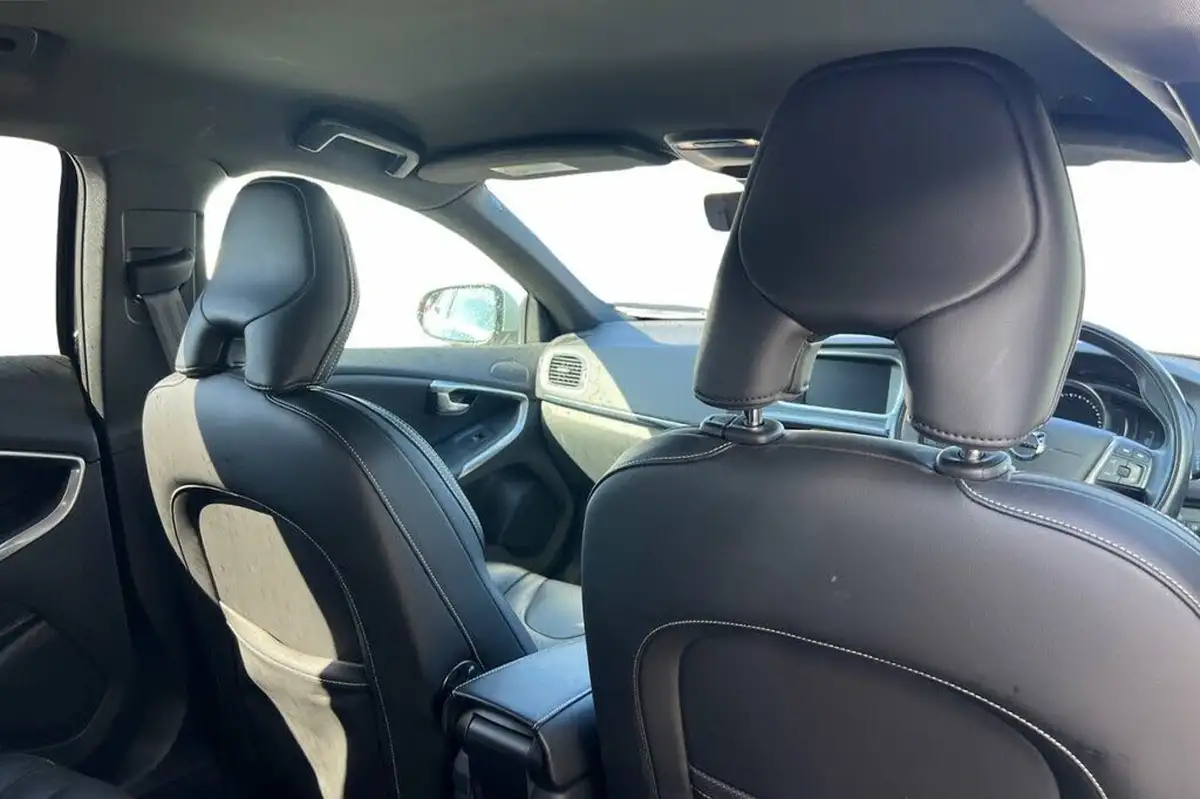 2019-volvo-v40-20-t3-r-design-edition-big-9