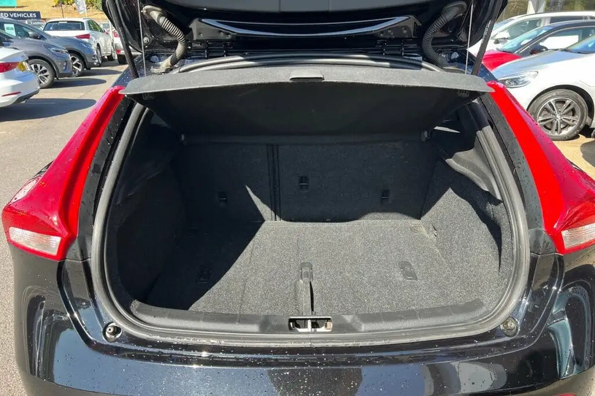 2019-volvo-v40-20-t3-r-design-edition-big-33