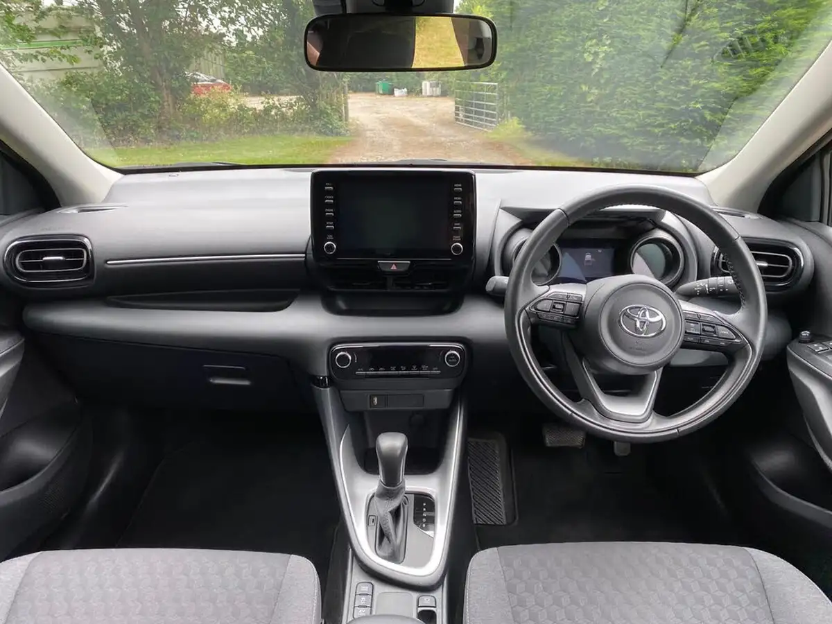 2022-toyota-yaris-15-vvt-i-design-big-2