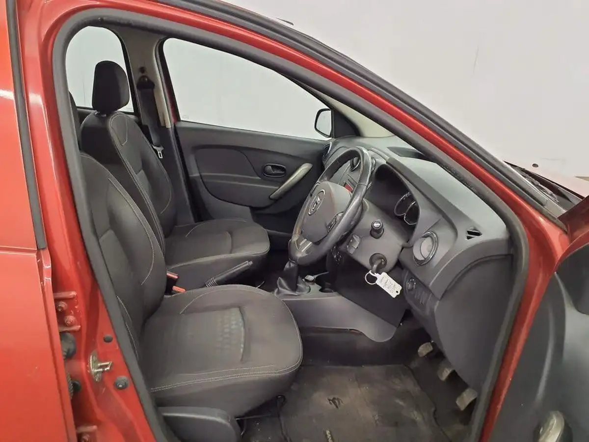2013-dacia-sandero-12-laureate-big-10