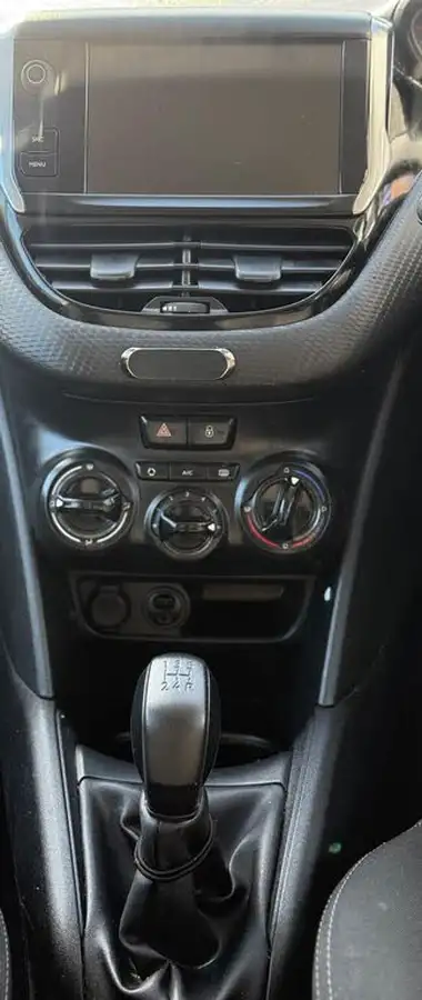 2018-peugeot-208-12-puretech-black-edition-big-11