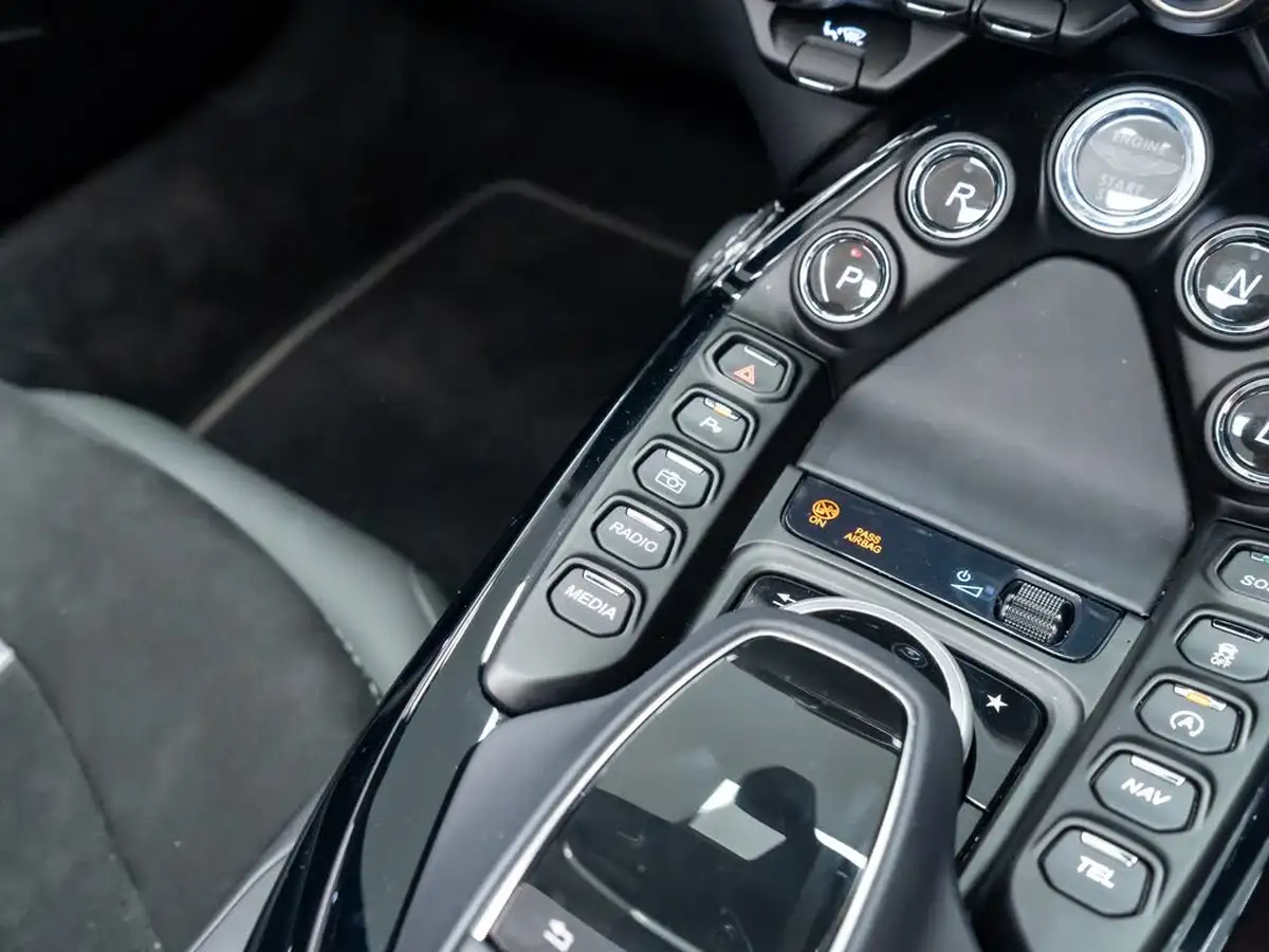2023-aston-martin-vantage-40-v8-vantage-roadster-auto-big-42