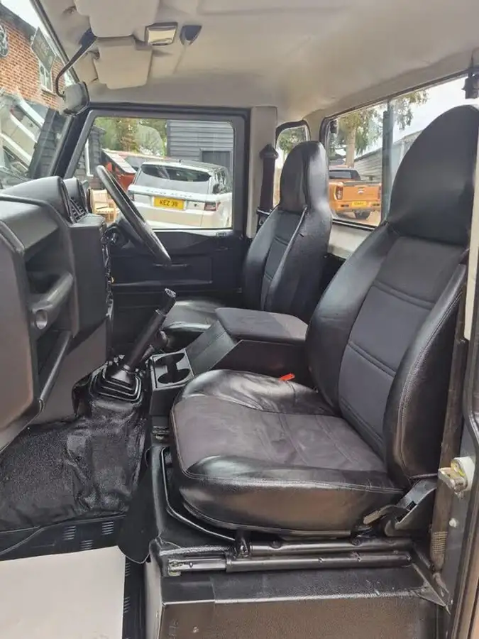 2009-land-rover-90-defender-24td-county-pick-up-big-13