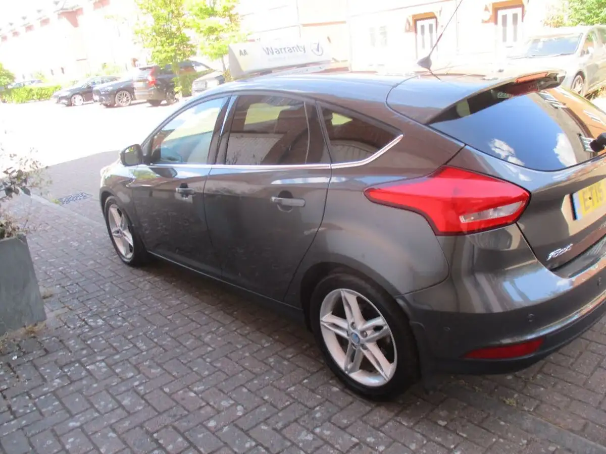 2015-ford-focus-15-titanium-hatchback-big-14
