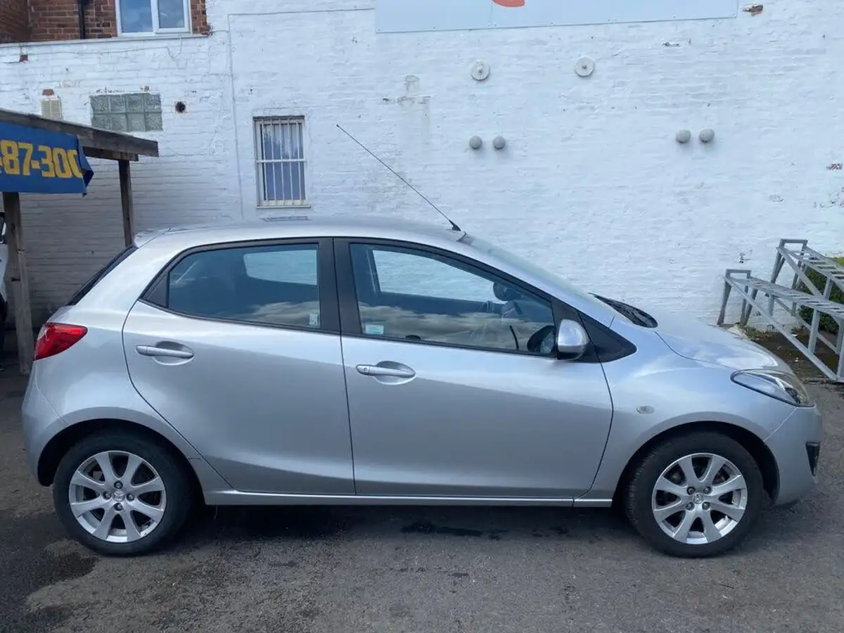 2012-mazda-mazda2-15-ts2-big-13