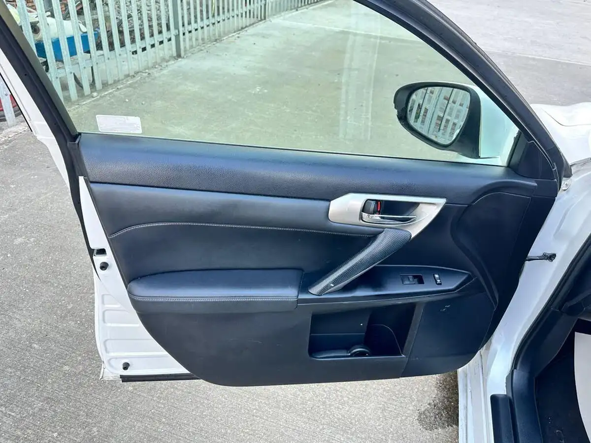 2016-lexus-ct-200h-18-advance-plus-big-23