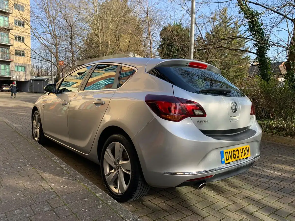 2013-vauxhall-astra-14-sri-turbo-140ps-1364cc-big-6