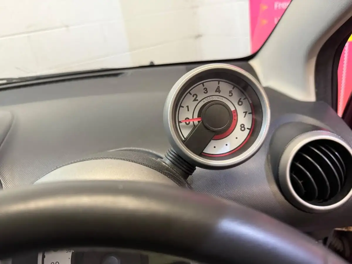2013-peugeot-107-10-allure-5d-big-45