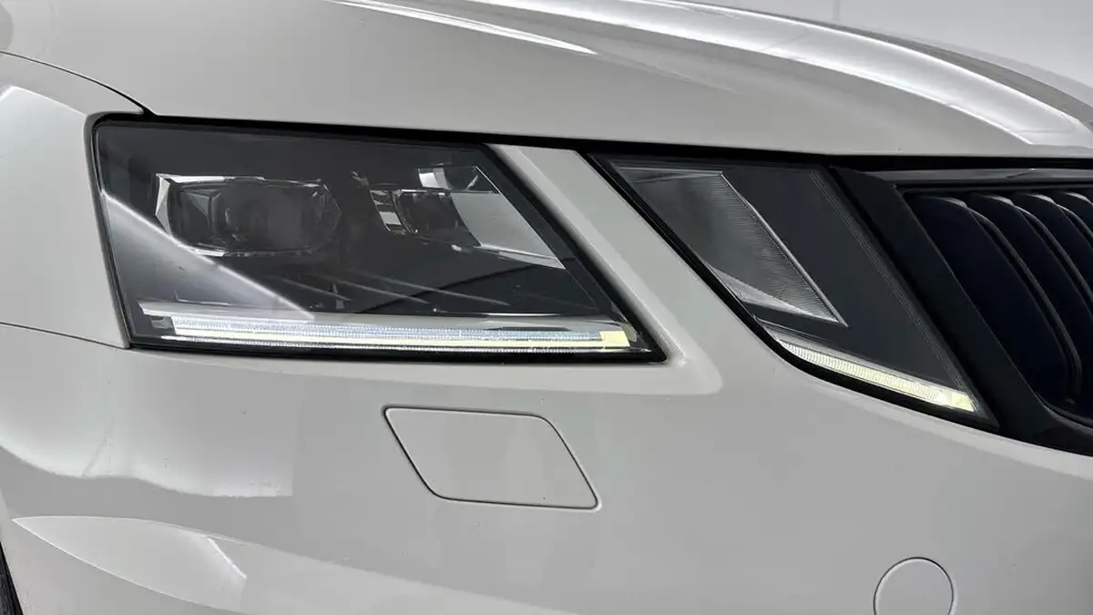 2019-skoda-octavia-20tdi-vrs-4x4-scr-hatchback-big-30