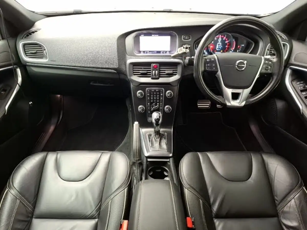 2019-volvo-v40-15-t2-r-design-edition-big-2