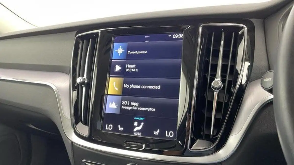 2022-volvo-v60-20-b3-momentum-161bhp-big-6