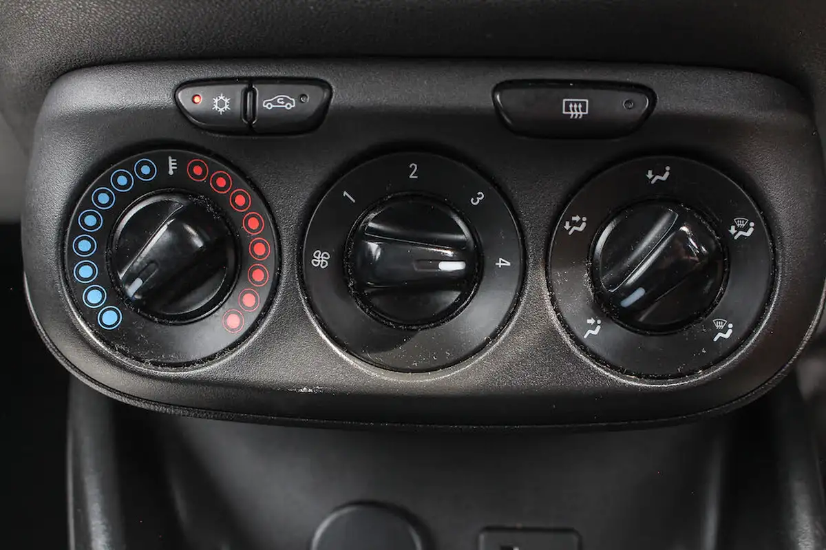 2015-vauxhall-corsa-14-excite-ac-90ps-ecoflex-5d-1398cc-big-38
