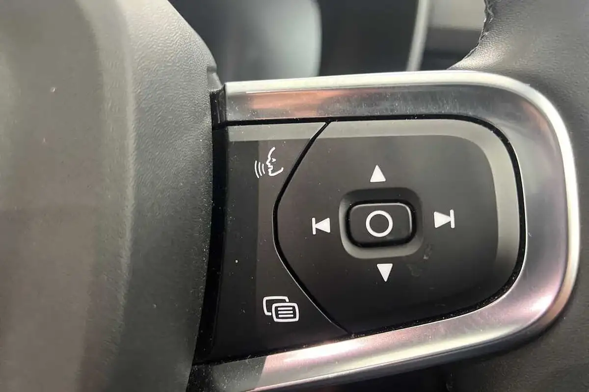 2022-volvo-xc40-15-t3-r-design-auto-big-11