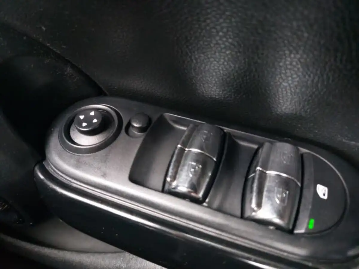 2015-mini-cooper-12-one-ss-5d-big-12
