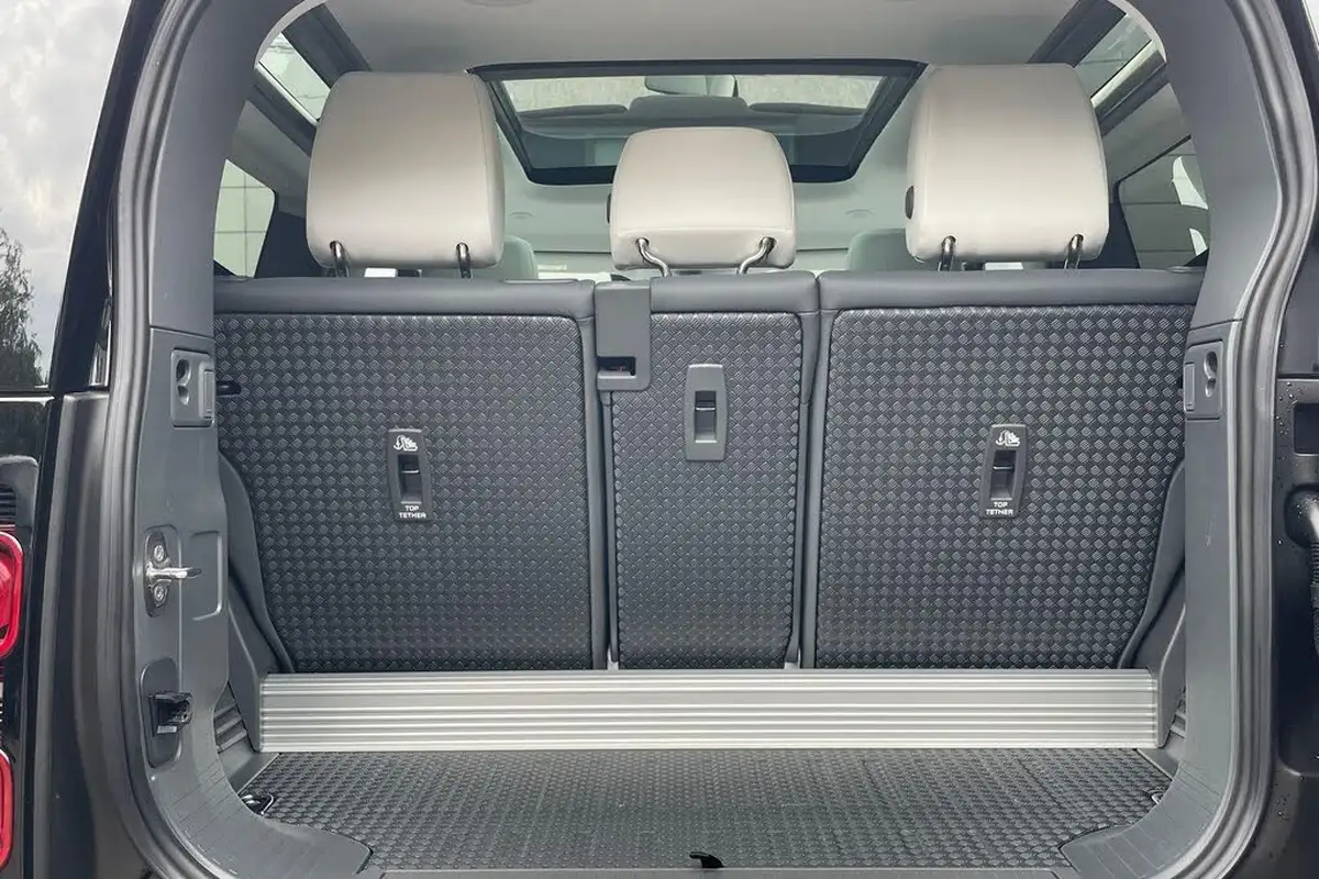 2024-land-rover-90-defender-30-d350-x-dynamic-hse-big-35