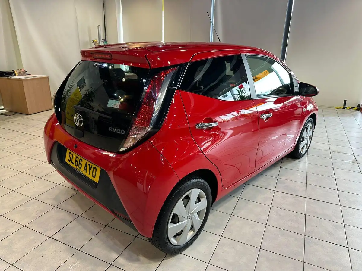 2016-toyota-aygo-10-vvt-i-x-play-68bhp-5d-big-7