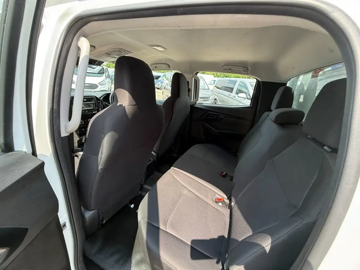 2022-isuzu-d-max-19td-utility-4x4-double-pickup-big-17